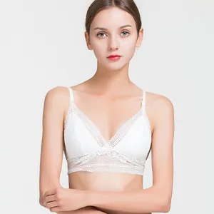 Bralette triangle en soie blanche avec dentelle florale et ourlet transparent chic