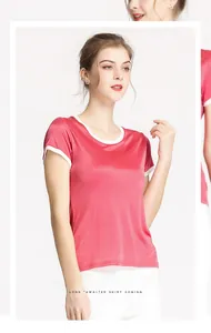 Détail d'un t-shirt en tricot de soie rose avec bordures contrastées blanches élégantes