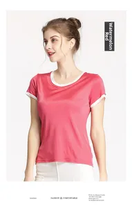 Détail du t-shirt en soie rouge pastèque avec bordures contrastées blanches au col
