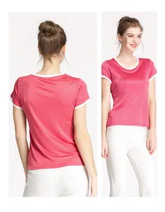 Détail d'un t-shirt en maille de soie rose avec bordures blanches contrastées au col