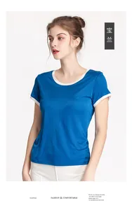 Détail du t-shirt en maille de soie bleu roi avec bordure contrastée blanche au col