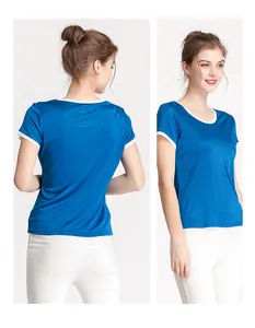 Vue avant et arrière du t-shirt bleu en soie à manches courtes et bords blancs