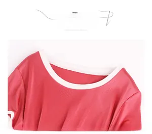 Détail d'un t-shirt en soie rose à manches courtes avec col rond contrasté blanc chic