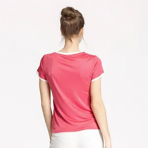 Vue arrière du t-shirt en maille de soie rose avec bordures blanches et coupe ajustée