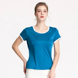 T-shirt pour femme en maille de soie bleue avec col rond et bordures blanches contrastées