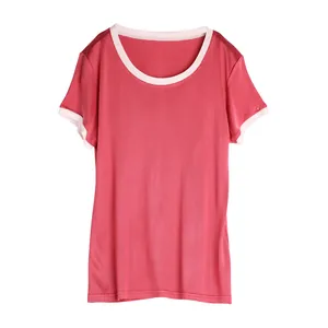 T-shirt en maille de soie rose foncé à manches courtes et bords contrastés au col rond