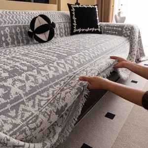 Grau-weißer Chenille-Sofa-Überwurf mit geometrischem Muster und Fransenverzierung