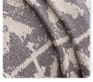 Makro-Detail des geometrischen Chenille-Stoffs mit grau-beigem Webmuster