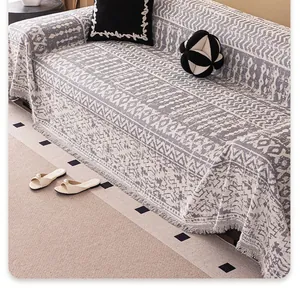 Detailaufnahme der Chenille-Sofadecke mit geometrischem Muster und feinen Fransen