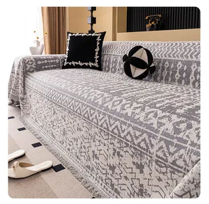 Detail der Chenille-Sofadecke mit geometrischen Mustern und Fransen für das Wohnzimmer