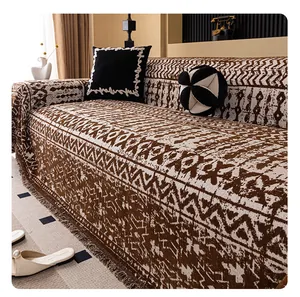 Detailansicht der Chenille-Sofadecke mit geometrischem Muster und dekorativen Fransen