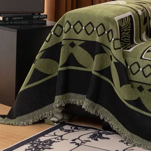 Couverture de canapé en chenille avec motifs jacquard bohème vert foncé et franges