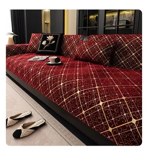 Vista detallada de la funda de sofá de chenilla roja con patrones geométricos dorados