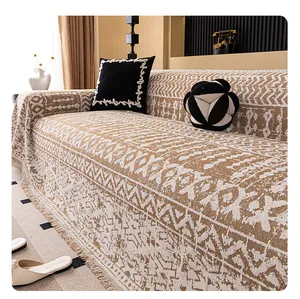 Detail von Chenille Sofaüberwurf mit geometrischem Jacquardmuster und Fransen