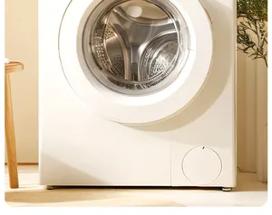 Machine à laver à hublot blanche moderne avec un design épuré dans un cadre chaleureux