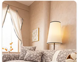 Detailaufnahme der gesteppten floralen Sofaabdeckung und des Kissenbezugs in Grau