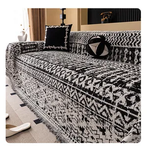 Nahaufnahme von Chenille-Sofabezug mit geometrischem Muster und handgefertigten Fransen