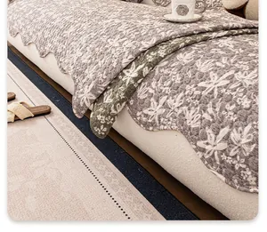 Detailansicht der gesteppten Sofa-Abdeckung mit Blumenmuster, Wellenrand und Wendefunktion