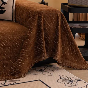 Copridivano spesso in finta pelliccia marrone con trama a coste e frange decorative