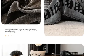 Gros plan sur le tissu chenille épais avec lettres jacquard et franges décoratives