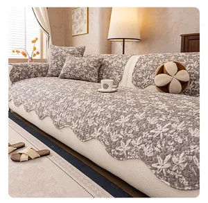 Gesteppter Sofa-Bezug mit Blumenmuster, Wellenrand und passenden Kissen für das Wohnzimmer