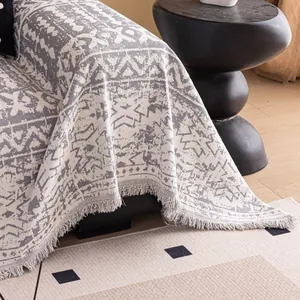 Moderne Chenille Sofa Überwurfdecke mit geometrischem Muster und Fransenverzierung