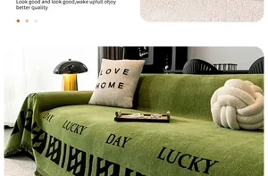 Détail de la housse de canapé en chenille verte avec texte Lucky Day et franges