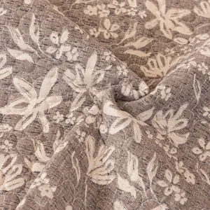 Gesteppter Sofaüberzug mit Blumenmuster und rutschfester Textur in Braun und Beige
