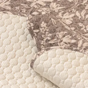 Gesteppter Sofa-Bezug mit Blumenmuster und rutschfester Textur in Braun