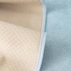 Detail van waterdichte corduroy bankhoes met antislip siliconen achterkant en stiksels