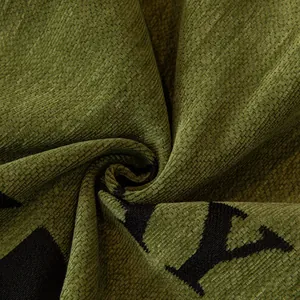 Housse de canapé en chenille vert foncé avec texture rayée et imprimé lettre Y noire