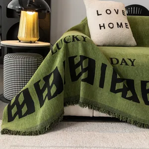 Couverture de canapé en chenille verte avec lettrage Lucky Day et bordures à franges