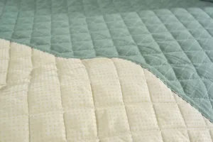 Detalle de funda de algodón acolchada verde para asiento con respaldo antideslizante