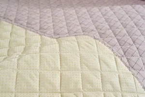 Detalle de funda de asiento de algodón acolchado con tela rosa y reverso antideslizante