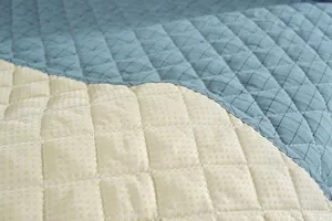 Vista macro de cojín acolchado azul con puntos de goma antideslizantes en el reverso