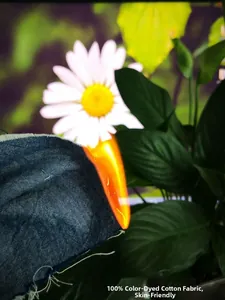 Detalle del tejido de algodón teñido en hilo sometido a una prueba de fuego para seguridad