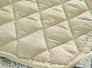Detalle del respaldo antideslizante con puntos de silicona y patrón acolchado para cojín
