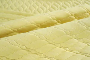 Primer plano del cojín de silla de algodón acolchado amarillo con diseño de ondas