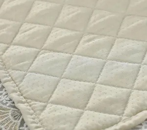 Detalle macro de cojín de silla de algodón beige con costuras de diamante y textura antideslizante