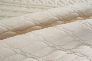 Detalle del cojín de silla de algodón acolchado de color sólido con costuras onduladas