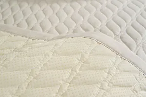 Primer plano del cojín de silla de algodón acolchado con ondas y reverso antideslizante