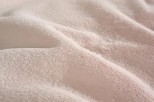 Gros plan détaillé d'un tapis épais en fausse fourrure de lapin rose très doux
