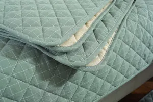 Detalle de cojín de silla de algodón acolchado con patrón de rombos y base antideslizante
