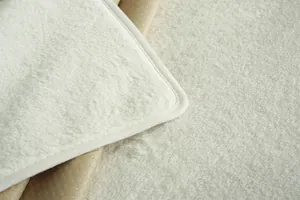 Vue détaillée d'un coussin de chaise en peluche crème avec dossier antidérapant