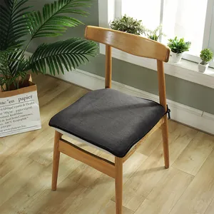 Coussin de chaise en peluche gris foncé épais avec sangles sur chaise en bois massif
