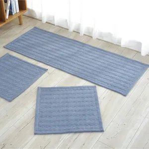 Primer plano de cojines de silla de algodón acolchado azul con textura ondulada