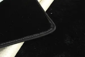 Gros plan du coussin de chaise en peluche noire avec double couture et revers antidérapant