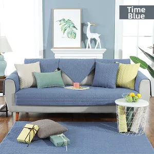 Detalle del cojín de algodón azul para silla con textura geométrica y tela acolchada