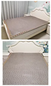 Detail der atmungsaktiven indonesischen Rattannmatte mit goldenem geometrischem Stickrand