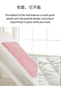 Dettaglio del tappetino rosa per davanzale in peluche con texture a righe e antiscivolo